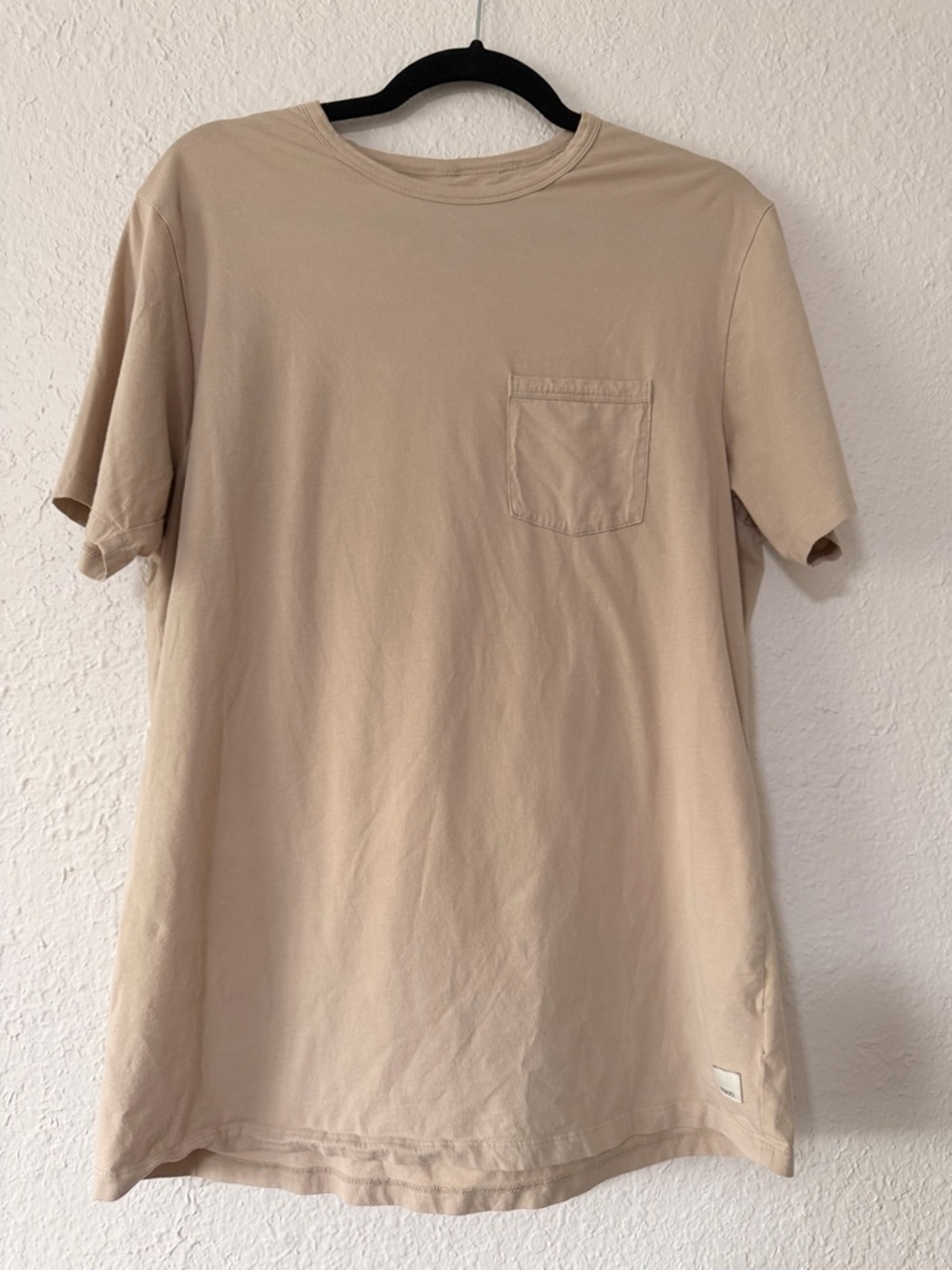 Vuori Men's Short-Sleeve Pocket Tee in Light Beige